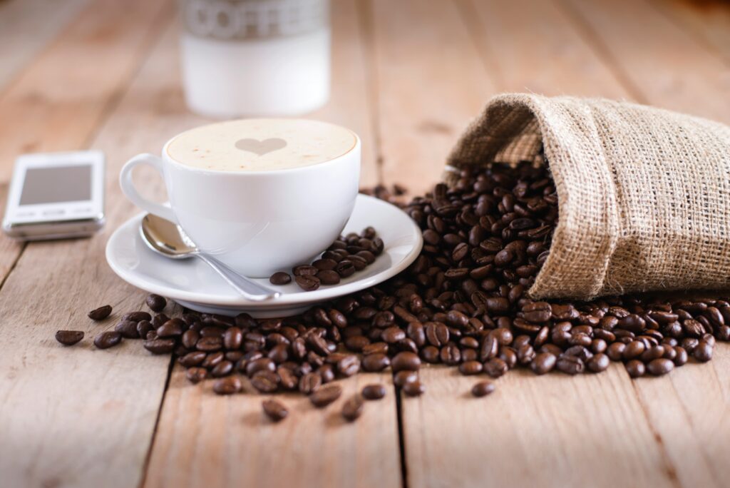 机に置かれたコーヒーとコーヒー豆。