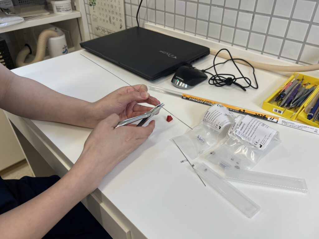 ベネスライダーを作成する様子（技工室）