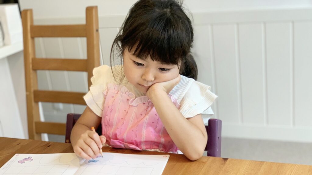 頬杖をつくこども