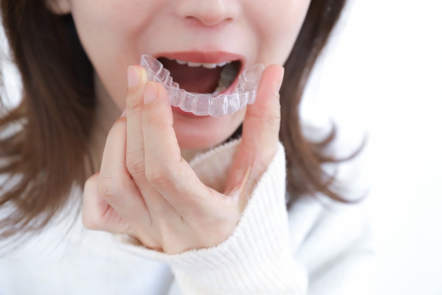 開咬の改善を目指す複数の方法の中で、インビザラインを紹介している画像
