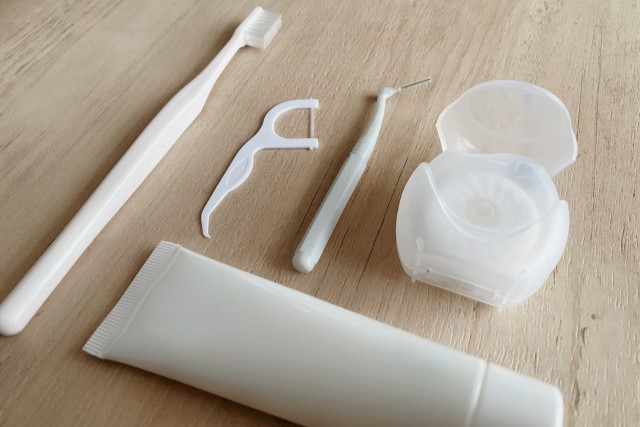 矯正治療を受ける際には、自宅での歯磨きに気をつける必要があることを表したデンタルケアグッズの画像