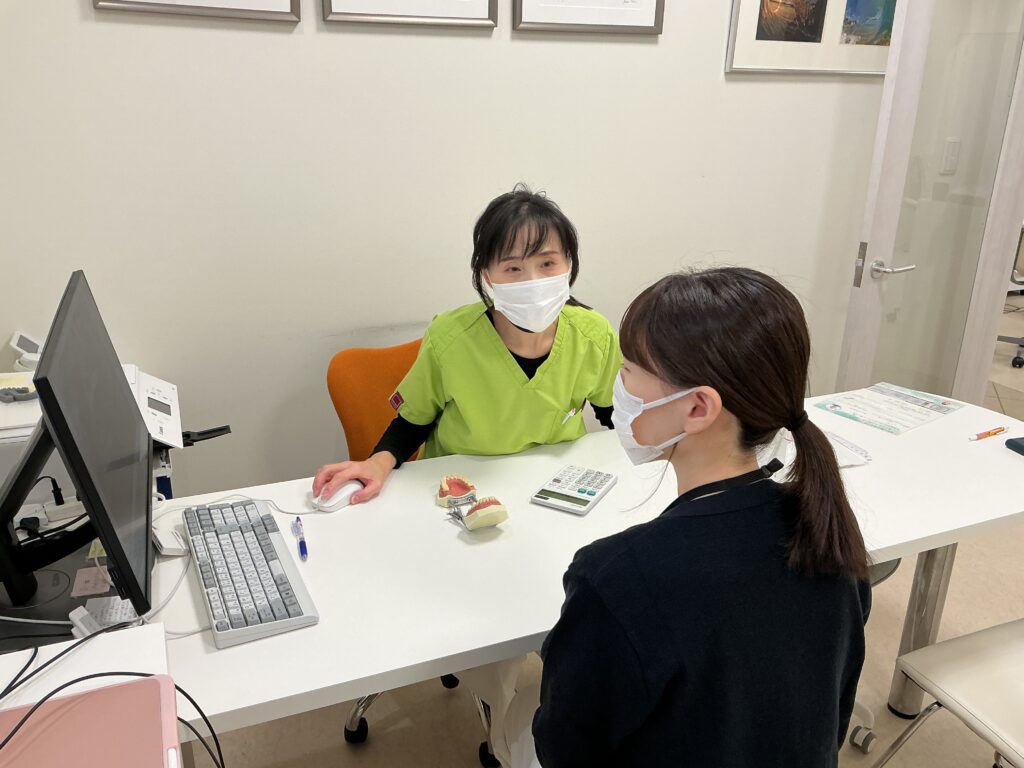治療計画と費用について説明している様子