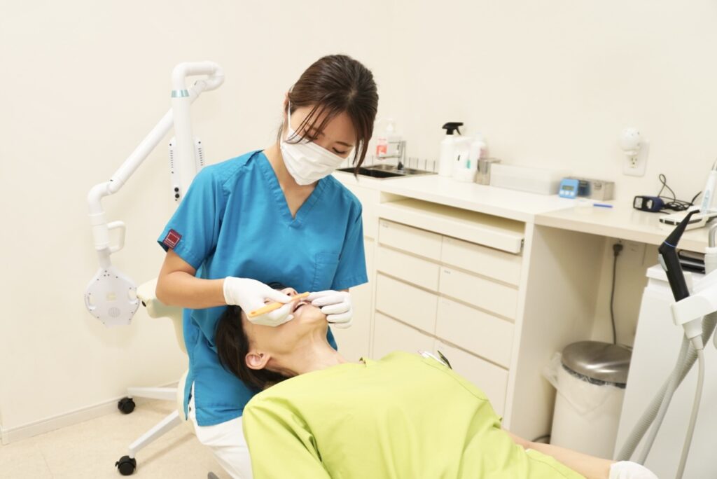 ごとう歯科・矯正歯科クリニックで行う歯のクリーニングの様子