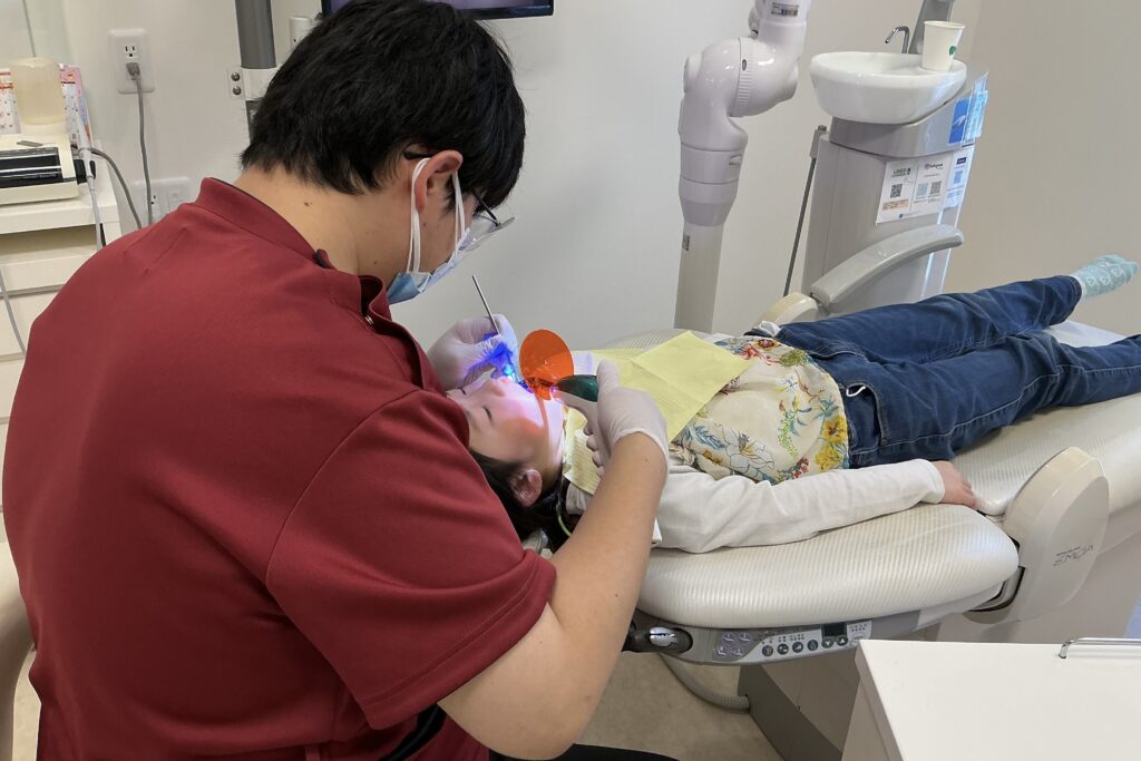 シーラント処置中の様子